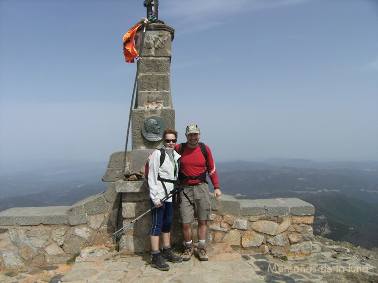 Anna y Joaquín en la cima del Matagalls (1.697 mts.)